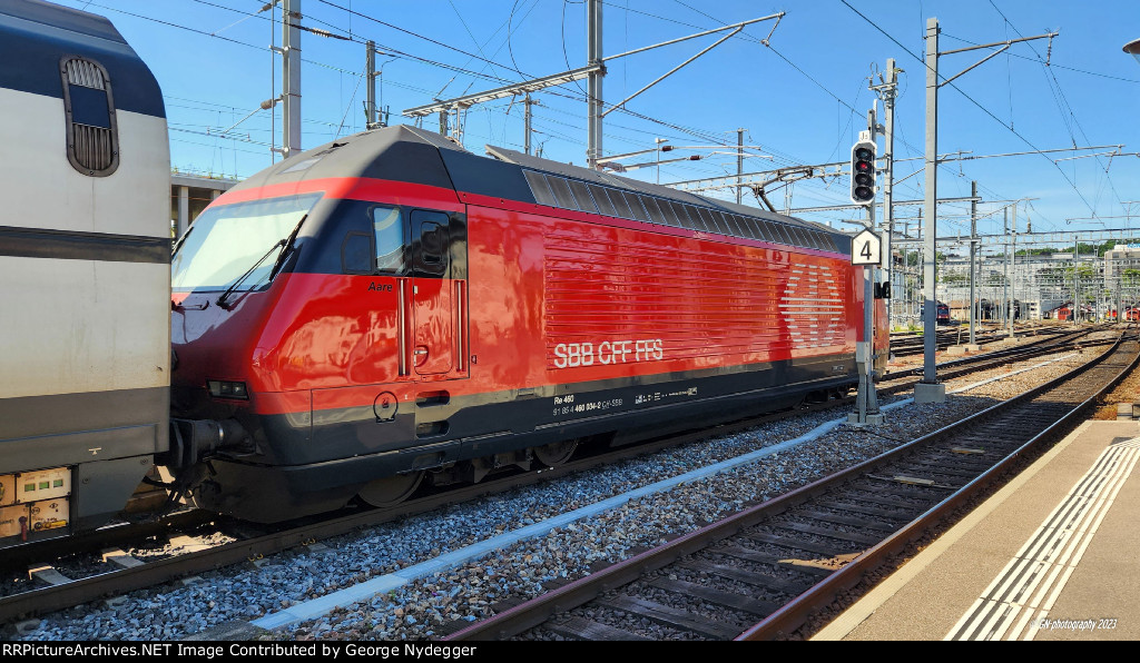 SBB Re 460 034-2 leaving the station